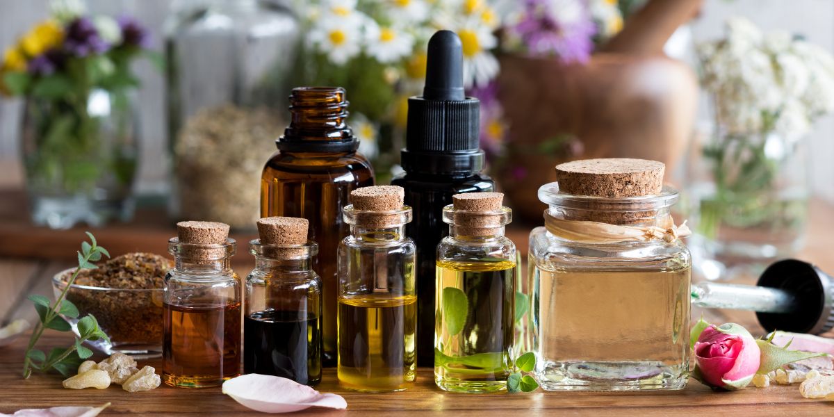 Plusieurs flacons d'huiles essentielles pour l'aromathérapie énergétique