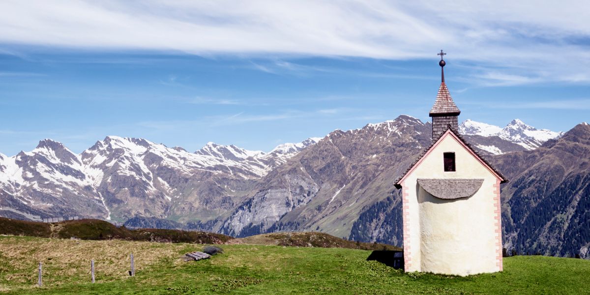 Petite chapelle blanche en montagne, haut-lieu cosmo-tellurique