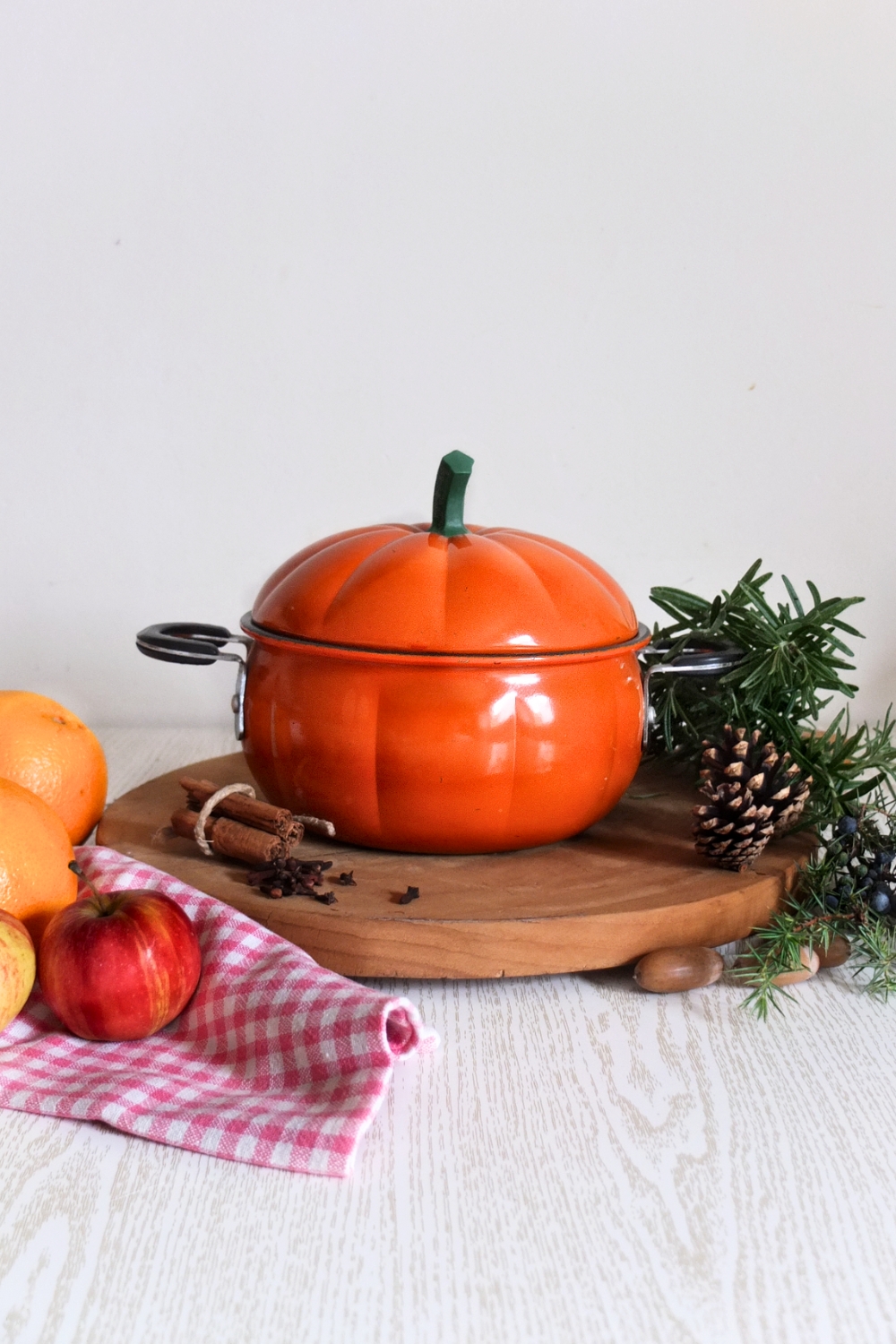 simmer pot d'automne dans une casserole orange en forme de citrouille