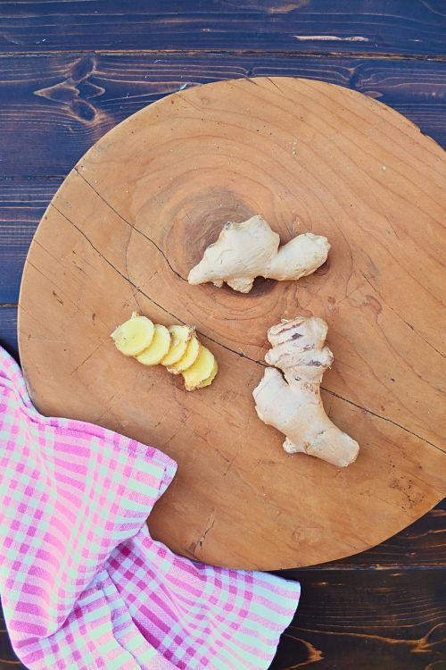 l'Aliment santé : le gingembre posé sur une planche en bois