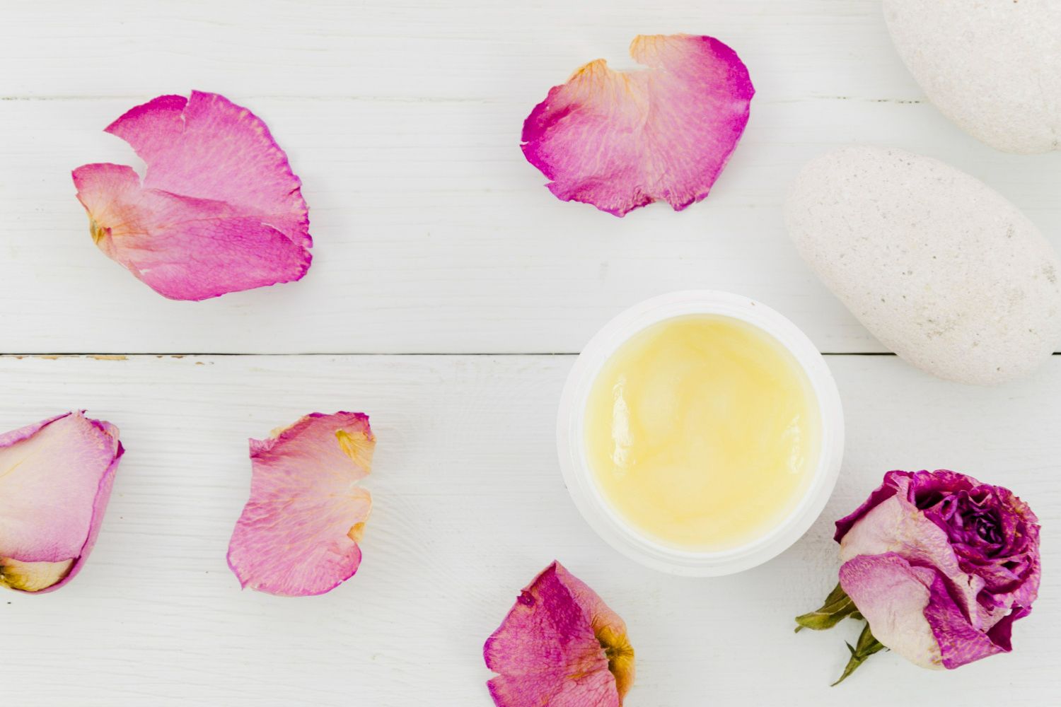 baume apaisant à la rose fleurs pour les soins de la peau